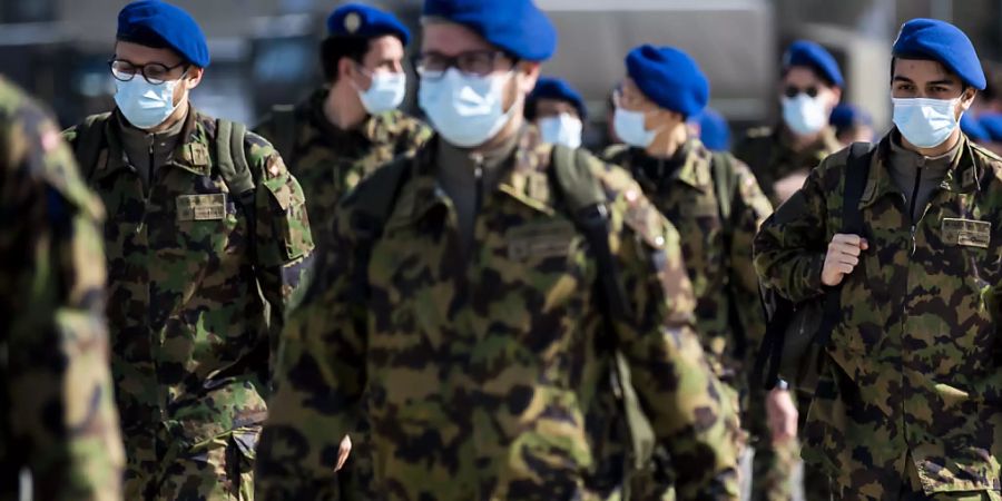 Blaue Mützen und Mundschutz: Spitalsoldaten am Samstag in der Kaserne Bière VD.