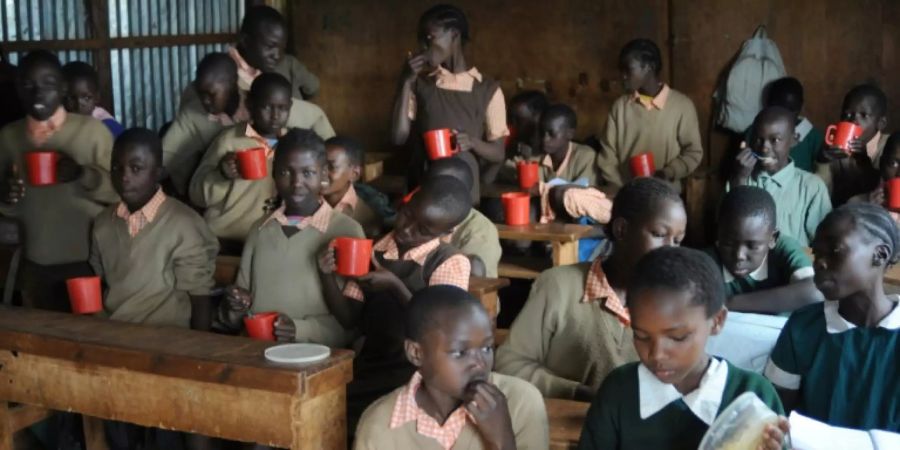 Schüler in Nairobi beim Mittagessen