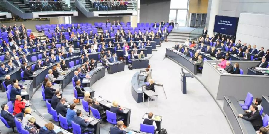 Seit der Wahl 2017 ist der Bundestag mit 709 Abgeordneten so gross wie nie zuvor, eigentlich sind nur 598 Abgeordnete vorgesehen. Foto: Sonja Wurtscheid/dpa