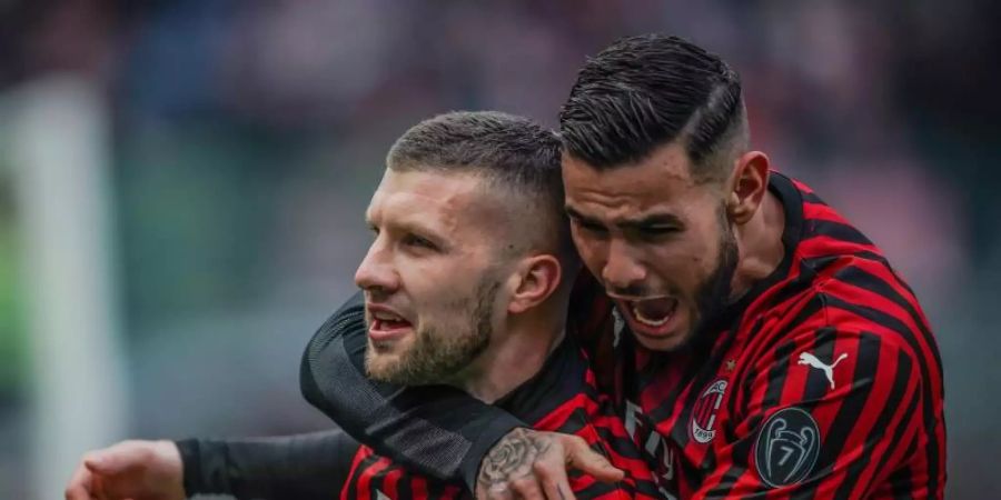 Milans Ante Rebic (l) und Theo Hernandez freuen sich über Rebics Tor zum 3:2. Foto: Spada/Lapresse/Lapresse via ZUMA Press/dpa