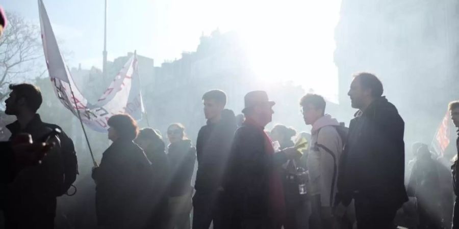 Zuletzt gab es vor rund einer Woche grossen Protest gegen die Rentenreform von Präsident Emmanuel Macron. Foto: Kamil Zihnioglu/AP/dpa