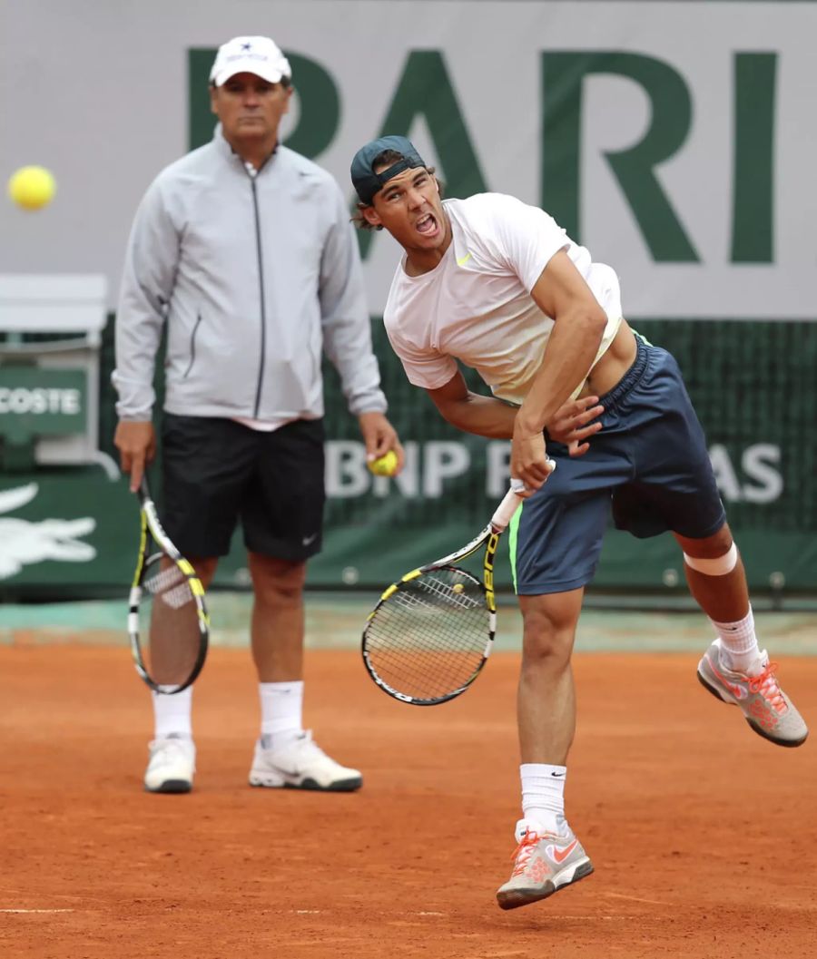 Rafael Nadal trainiert mit Toni Nadal (Hintergrund) an den French Open 2013 vor dem Duell mit David Ferrer.