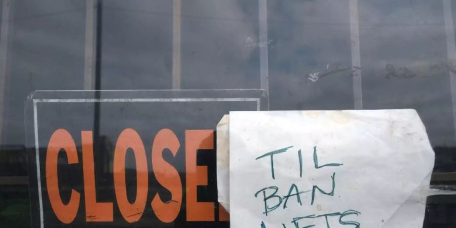 Zettel an einem Betrieb in Detroit