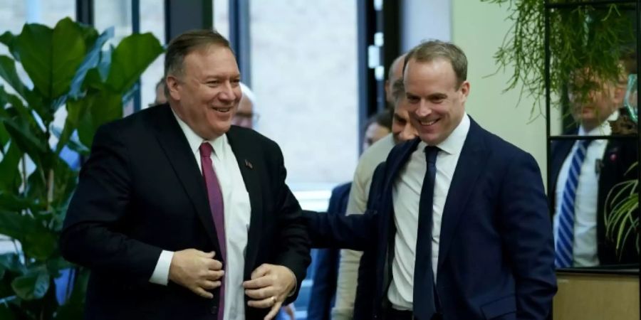 Pompeo (l.) mit dem britischen Aussenminister Raab