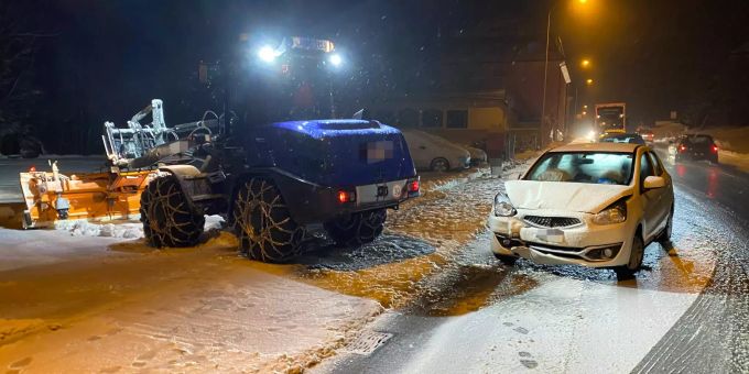 Beim Rückwärtsfahren mit Auto kollidiert. Unfall