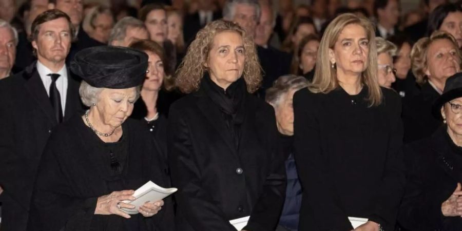 Die ehemalige Königin Beatrix der Niederlande (l-r) und die spanischen Infantinnen Elena und Cristina waren unter den Truergästen für die Infantin Pilar de Borbon in El Escorial. Foto: Pool/Europa Press/dpa