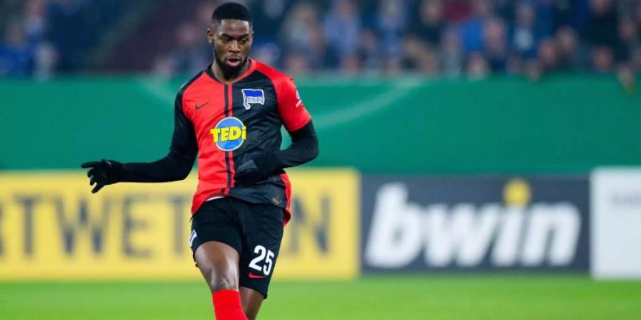 Herhtas Jordan Torunarigha spielt auf Schalke den Ball. Foto: Rolf Vennenbernd/dpa