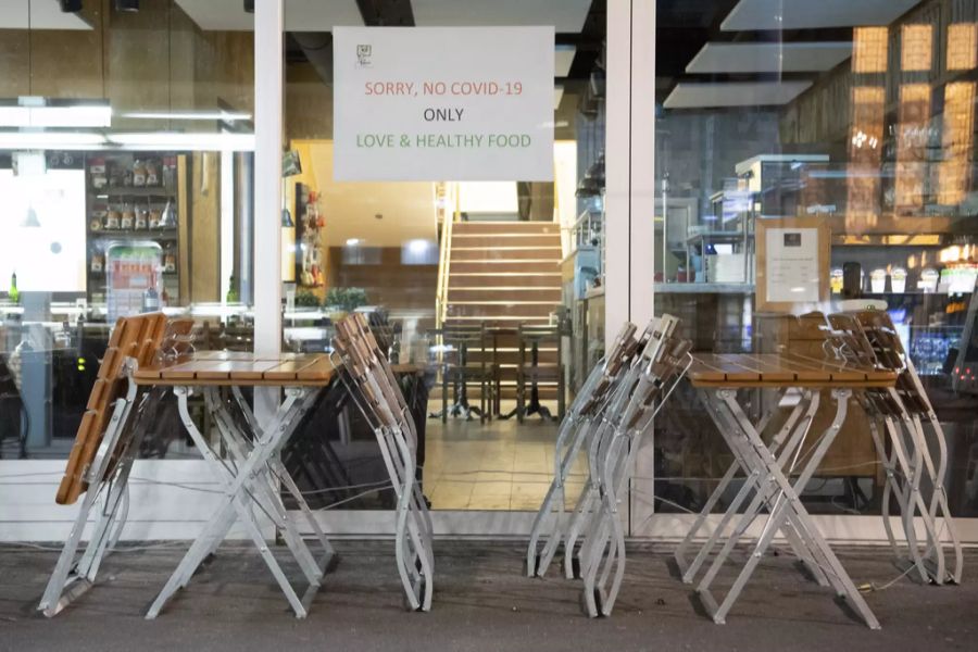 Ein Restaurant mit einem Schild: «Sorry, kein Covid-19, nur Liebe und gesundes Essen» während des Ausbruchs des Coronavirus.