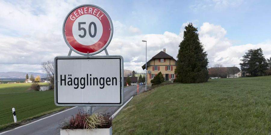 Einfahrtsstrasse Richtung der Gemeinde Hägglingen.