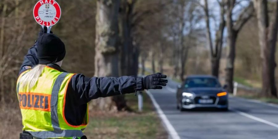 An der Landesgrenze zu Schleswig-Holstein kontrolliert die Polizei von Mecklenburg-Vorpommern Einreisende. Foto: Jens Büttner/dpa-Zentralbild/dpa