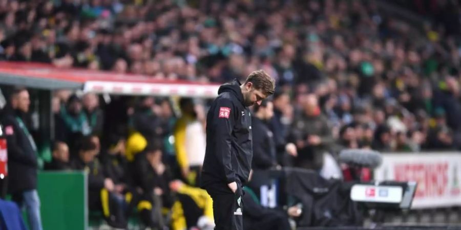 Lässt nach der Niederlage gegen Borussia Dortmund den Kopf hängen: Werder Bremens Trainer Florian Kohfeldt. Foto: Carmen Jaspersen/dpa