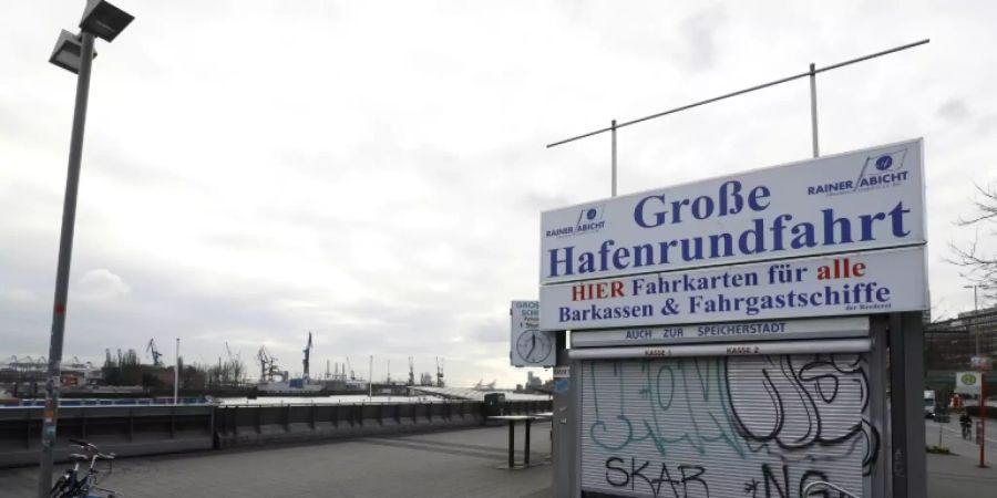 Weitgehend verwaiste Hamburger Landungsbrücken