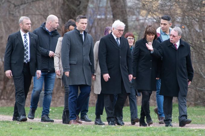 Martin Dulig (l-r), Wirtschaftsminister von Sachsen, Bundespräsident Frank-Walter Steinmeier, Pia Findeiss (SPD), Oberbürgermeisterin Zwickau, und Rainer Eichhorn (CDU), ehemaliger Oberbürgermeister von Zwickau, gehen im Schwanenteichpark zu dem Gedenkort für die Opfer der rechten Terrorgruppe "Nationalsozialistischer Untergrund" (NSU). Zuvor hatte Steinmeier an einer Diskussionsrunde zum Thema "Gemeinsam gegen Hass und Gewalt · Kommunalpolitiker nicht allein lassen!" teilgenommen. Bundespräsident Steinmeier besucht Zwickau