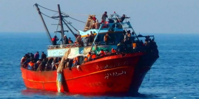 Immer wieder versuchen Migranten von Lybien mit einem Flüchtlings-Boot nach Europa zu gelangen (Symbolbild). Lybien Migranten