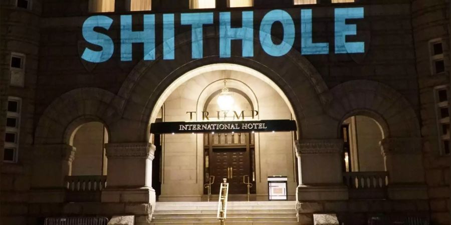 Das Wort "Shithole", von deutschen Medien als "Drecksloch" übersetzt, prägte am Abend vom  13. Januar den Eingang des Trump International Hotel in Washington DC (Bild: Robin Bell)