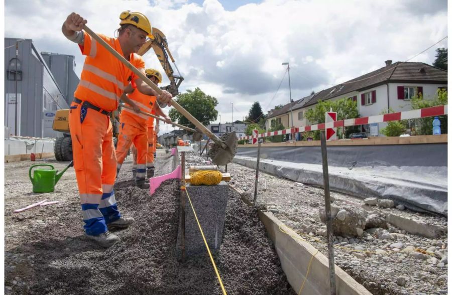 Bauarbeiter bei der Arbeit der Limmattalbahnstrecke, Baustellenabschnitt Altstetten - Schlieren - Keystone