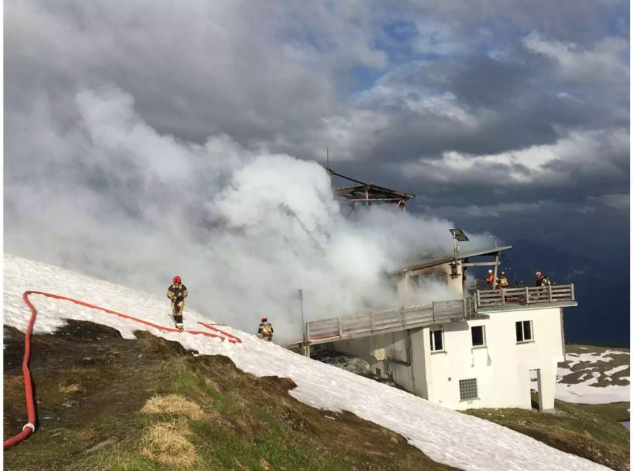 Rund 20 Personen versuchten den Brand zu löschen.