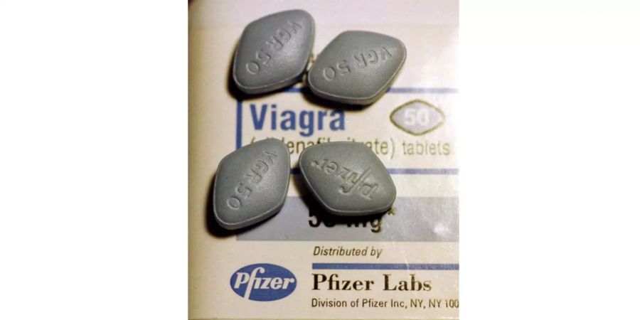 Viagra, als Herzmedikament konzipiert, lockert das Gewebe. So kann der Schwellkörper im Penis sich leichter füllen. Fliesst aber kein Blut mehr durch die Vene, helfen auch die blauen Pillen nicht mehr weiter.