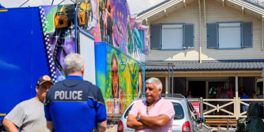 In Versoix verschanzt sich ein Schausteller in seinem illegal gebauten Chalet – die Polizei ist vor Ort im Einsatz.