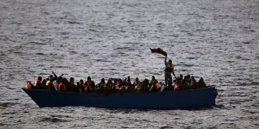 66 Flüchtlinge müssen auf dem Mittelmeer verharren. (Symbolbild)