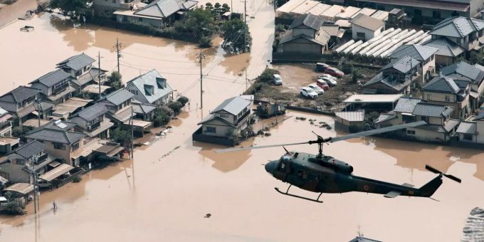 Ein Helikopter über Kurashiki in der Okayama Präfektur. Das Gebiet hat mit Überschwemmungen zu kämpfen. Ein Helikopter über Kurashiki in der Okayama Präfektur. Das Gebiet hat mit Überschwemmungen zu kämpfen.