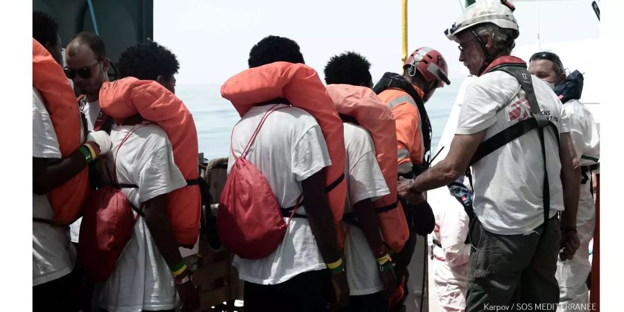 56 Flüchtlinge an Bord einer Jacht konnten in Sicherheit gebracht werden (Symbolbild).