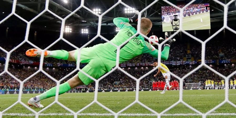 Jordan Pickford pariert gegen Kolumbien einen Penalty.