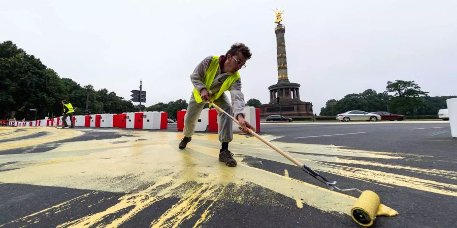 Die Aktivistinnen und -Aktivisten strichen den Platz um die Berliner Siegessäule.