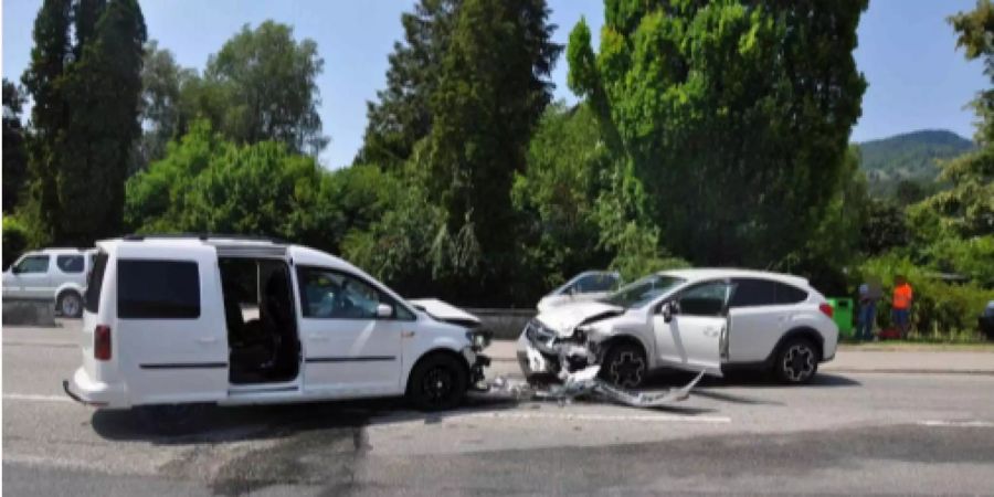 Aus noch ungeklärten Gründen geriet die 23-jährige Autofahrerin auf die Gegenfahrbahn und stiess frontal mit dem entgegenkommenden Fahrzeug zusammen.