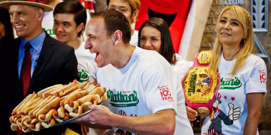 Stopfen, würgen, jubeln: Joey Chestnut darf sich erneut als Sieger des New Yorker Hotdog-Wettessens vorstellen.