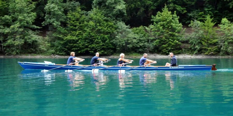 Der Doppelvierer ist eher den „Amateuren“ vorbehalten, bereitet aber viel Spass - Gemeinde Glarus