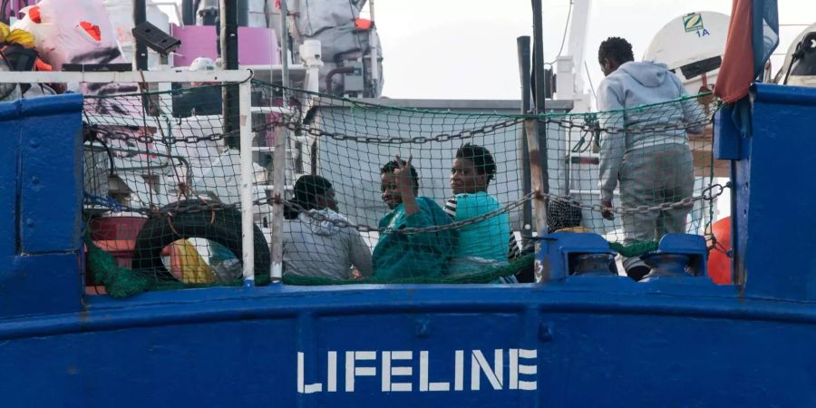 230 Flüchtlinge vor dem ertrinken gerettet: Das NGO-Schiff «Lifeline» im Einsatz.