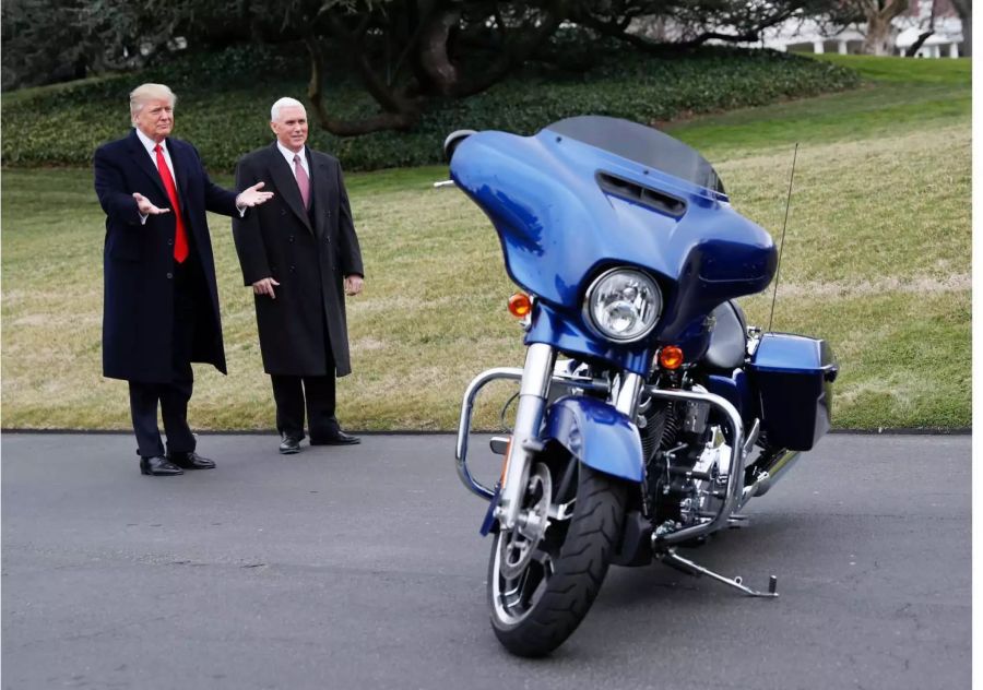 Trump bewundert eine Harley-Davidson. Seine Freude an dem Unternehmen ist nun jedoch getrübt.