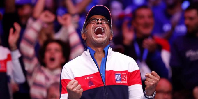 Yannick Noah ist ein ehemaliger französischer Tennisspieler und heutiger Popsänger mit kamerunischen Wurzeln. Yannick Noah