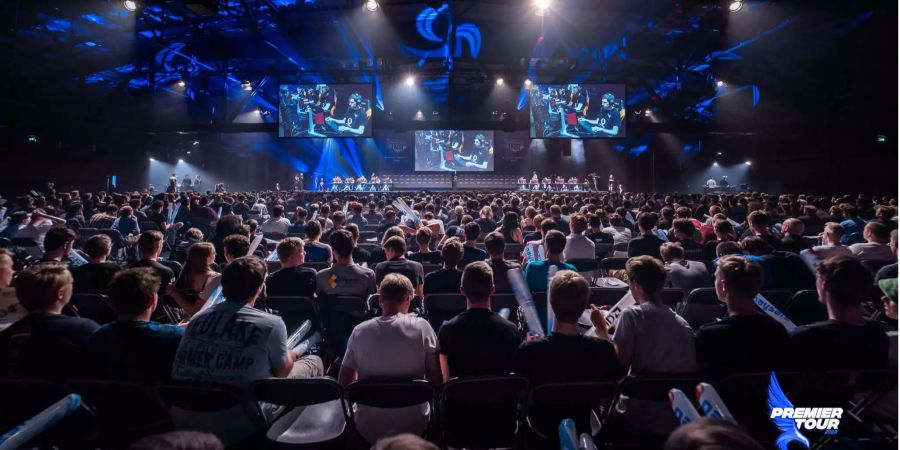 eSports: Zahlreiche Menschen verfolgen gespannt ein League of Legends Turnier.