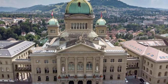 Luftaufnahme vom Bundeshaus in Bern, Schweiz. kulturschaffender