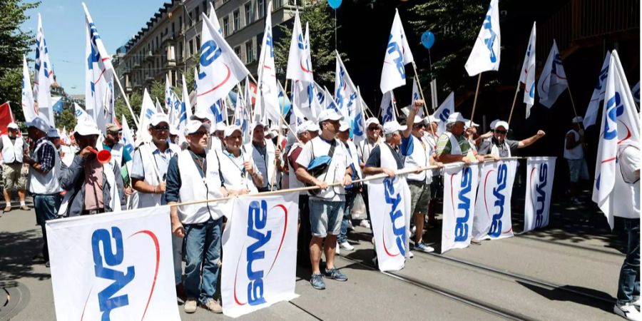 Mehrere Tausend Bauarbeiter aus der ganzen Schweiz demonstrieren in Zuerich, am Samstag, 23. Juni 2018.