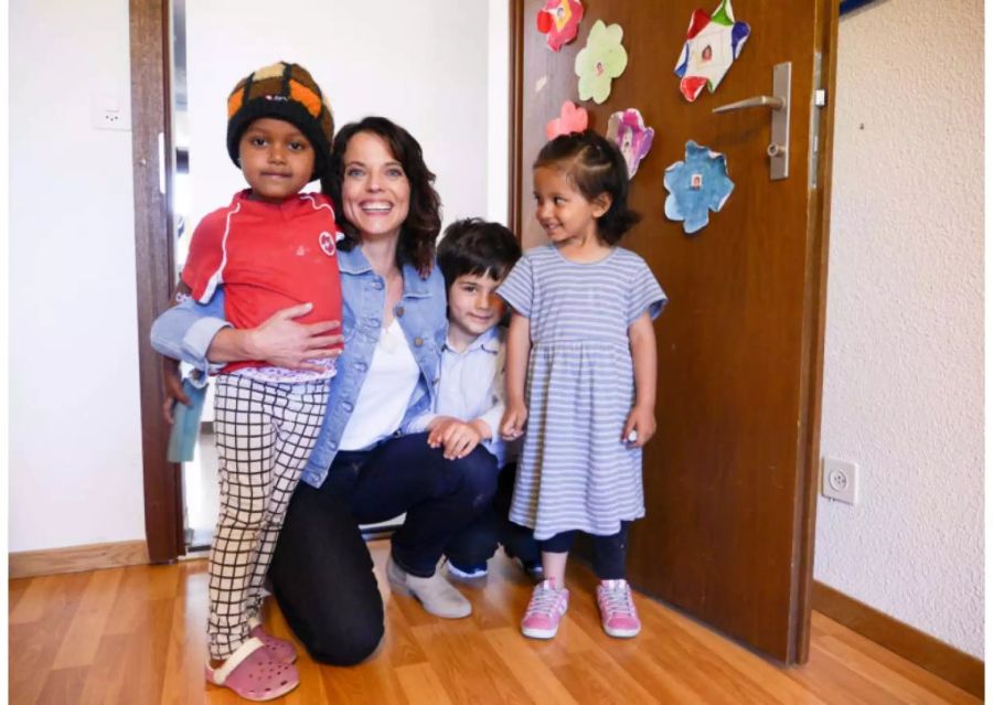 Mona Vetsch mit Kindern aus Eritrea, Afghanistan und Syrien.