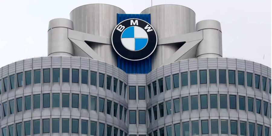 Das Logo des deutschen Autobauers BMW am Hauptsitz in München (D).