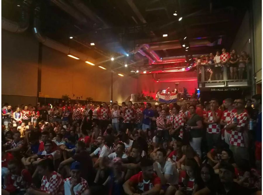 Das Public Viewing in der Zürcher Maag Event Hall ist rappelvoll.