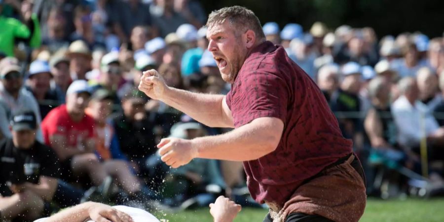 Christian Stucki gewinnt den Schlussgang am Schwarzsee gegen Florian Gnägi.