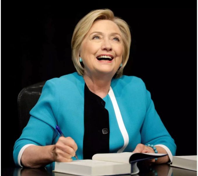Nach dem Zehenbruch lobte Clinton die Briten: «Ich wurde hervorragend von eurem Gesundheitsservice behandelt». Nach dem Zehenbruch lobte Clinton die Briten: «Ich wurde hervorragend von eurem Gesundheitsservice behandelt».