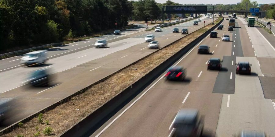 Autos und Lkw fahren auf einer Autobahn in Deutschland.