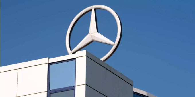 Das Logo von Mercedes-Benz in Sachsen (D). Das Logo von Mercedes-Benz in Sachsen (D).