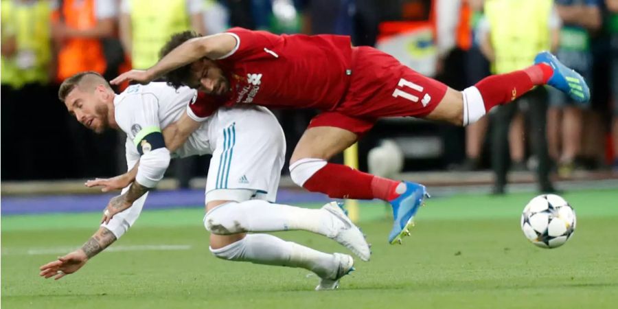 Sergio Ramos bremst Mo Salah im Champions League-Final.