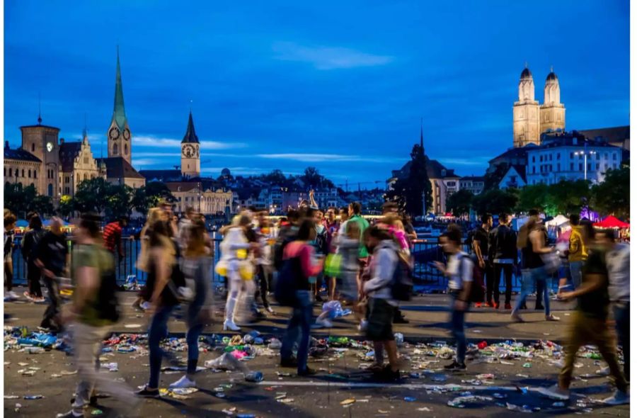 An der Street Parade in Zürich wurde bis in die Nacht hinein gefeiert.