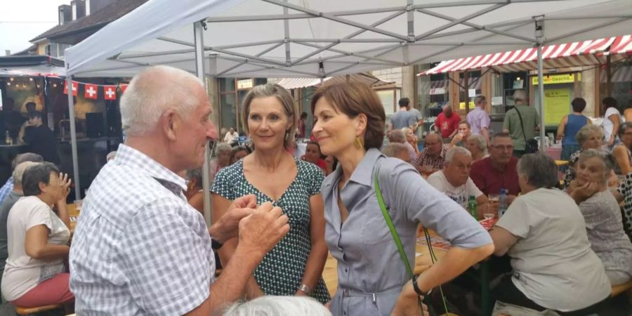 Regula Rytz im Gespräch mit Besucher an der 1. Augustfeier in Sissach.