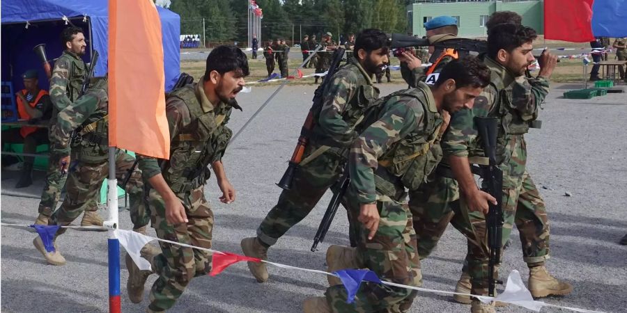 Iranische Fallschirmjäger bei den Internationalen Armeespielen in Russland beim Staffelwechsel.