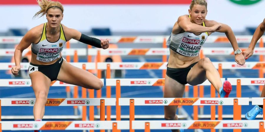 Louisa Grauvogel (l.) beim 100-Meter-Hürdenlauf.
