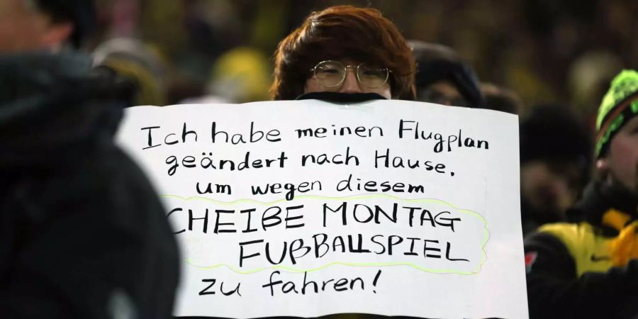 Dieser asiatische BVB-Fan ist definitiv nicht zufrieden mit der Anspielzeit am Montag.